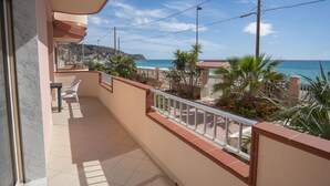 Ein Balkon mit Meerblick, gefliestem Boden und einer Brüstung.