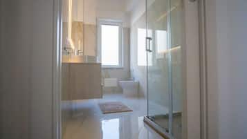 Dusche, Haartrockner, Bidet, Handtücher