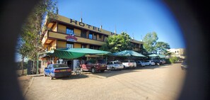 Free self parking - Maralink Hotel (Narok)