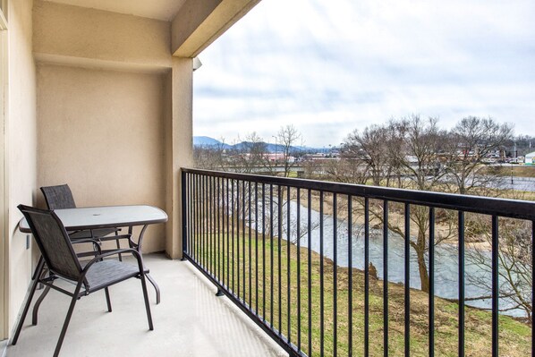 公寓客房, 多張床, 按摩浴缸 | 住宿一隅