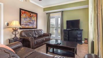 Condo, nhiều giường, bồn tắm thủy lực | Khu phòng khách | TV