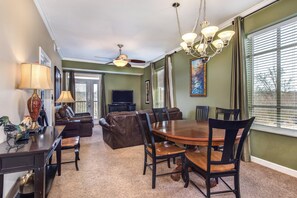 公寓客房, 多張床, 按摩浴缸 | 用餐區