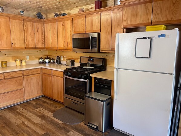 Fridge, oven, stovetop, dishwasher