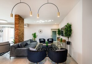 Villa de base | Aire de séjour | Téléviseur à écran plat de 37 po avec télévision par cùble, téléviseur