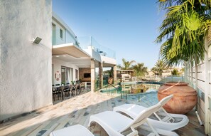 Sun deck - YalaRent Villa Enorma with Private Pool  (Eilat)