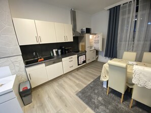 Kühlschrank, Mikrowelle, Ofen, Herdplatte