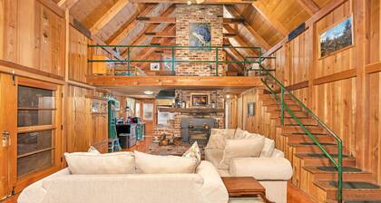 Rustic Knotty Pine - Minutes to the Water!