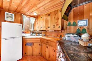 เคบิน, หลายเตียง, เตาผิง, วิวภูเขา (Rustic Knotty Pine) | ครัวส่วนตัว | ตู้เย็น, ไมโครเวฟ, เตาอบ, เตาประกอบอาหาร