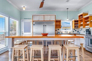 Kühlschrank, Mikrowelle, Wasserkocher mit Kaffee-/Teezubehör, Toaster