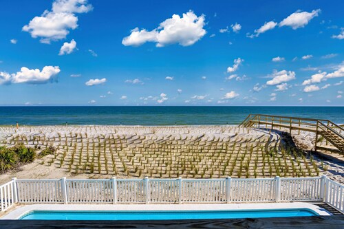 Beachfront, Private home, dog friendly, heated pool, 4 BR