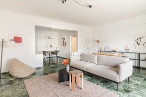 Apartamento estándar | Zona de estar | Smart TV de 43 pulgadas con canales digitales, una televisión