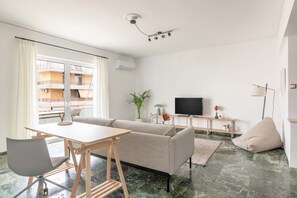 Standard-Apartment | Wohnbereich | 43-Zoll-Smart-TV mit Digitalempfang, Fernseher, Netflix