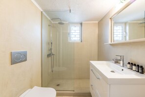 Standard Apartment | Bathroom | Shower, free toiletries, hair dryer, towels