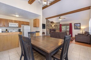 Cabaña, varias camas, chimenea, vista al jardín | Restaurantes