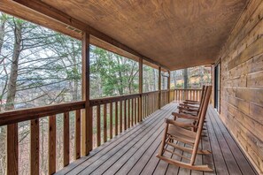 Cabaña, varias camas, chimenea, vista al jardín | Vista desde la habitación