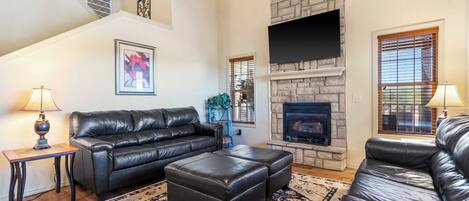 Leilighet, flere senger, balkong, fjellutsikt (Rest Nest in the Heart of Ozark's ) | Oppholdsområde | En 42-tommers Flatskjerm-TV med digitale kanaler samt peis