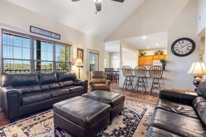 Appartement, meerdere bedden, balkon, uitzicht op bergen (Rest Nest in the Heart of Ozark's ) | Woonruimte | Een 42-inch flatscreentelevisie met digitale zenders en een open haard