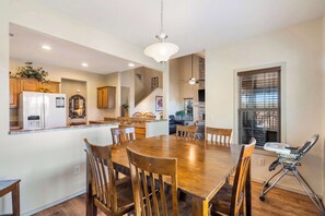 Appartement, meerdere bedden, balkon, uitzicht op bergen (Rest Nest in the Heart of Ozark's ) | Dineren