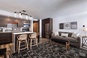 Condo, 1 Queen Bed with Sofa bed, Fireplace, Mountain View (Tobelmann's Top) | Living area