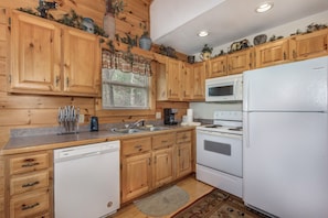 Condo, Multiple Beds, Hot Tub, Mountain View | Private kitchen | Fridge, microwave, oven, stovetop