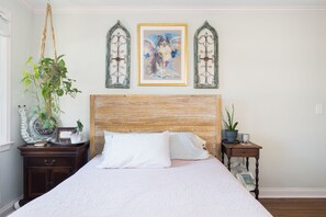 2 bedrooms, desk, iron/ironing board, free WiFi - Hot-Tub | EV Charger | Min to Broadway, Opry (Nashville)