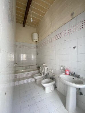 Bathroom - Haasta Accomodation (Qormi)