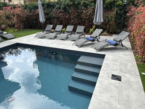 Outdoor pool - ELEGANTE VILLA, STRUTTURA NUOVA E MODERNA. A POCHI PASSI DAL CENTRO (Desenzano del Garda)