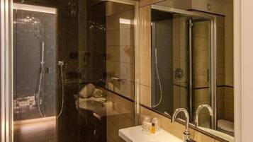 Dusche, Regendusche, Haartrockner, Handtücher