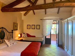 3 makuuhuonetta, silitysrauta/-lauta, vuodevaatteet