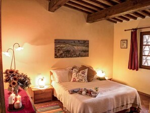 2 soverom, strykejern/-brett og sengetøy