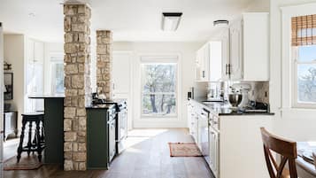 House, Multiple Beds, Fireplace, Garden View | Private kitchen | Fridge, microwave, oven, stovetop