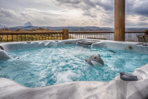 Outdoor spa tub - Waterloo House  (Lochinver)