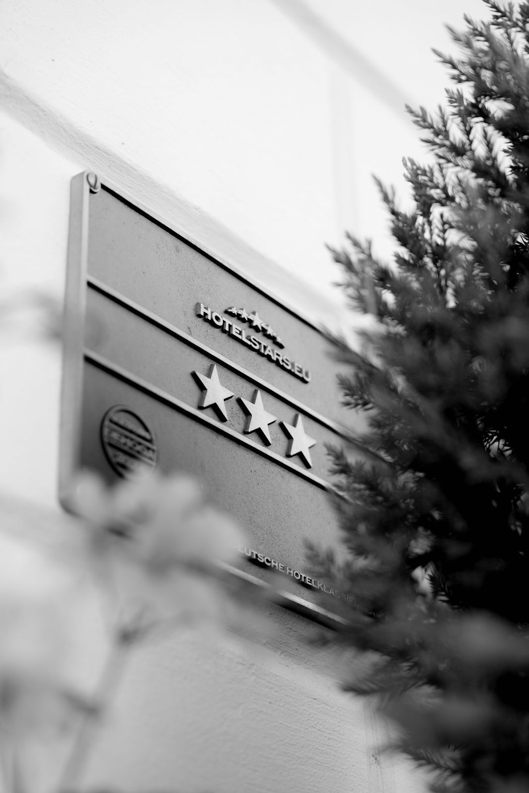 A hotel sign with three stars and the text "HOTELSTARS.EU" and "DEUTSCHE HOTELKLASSIF".