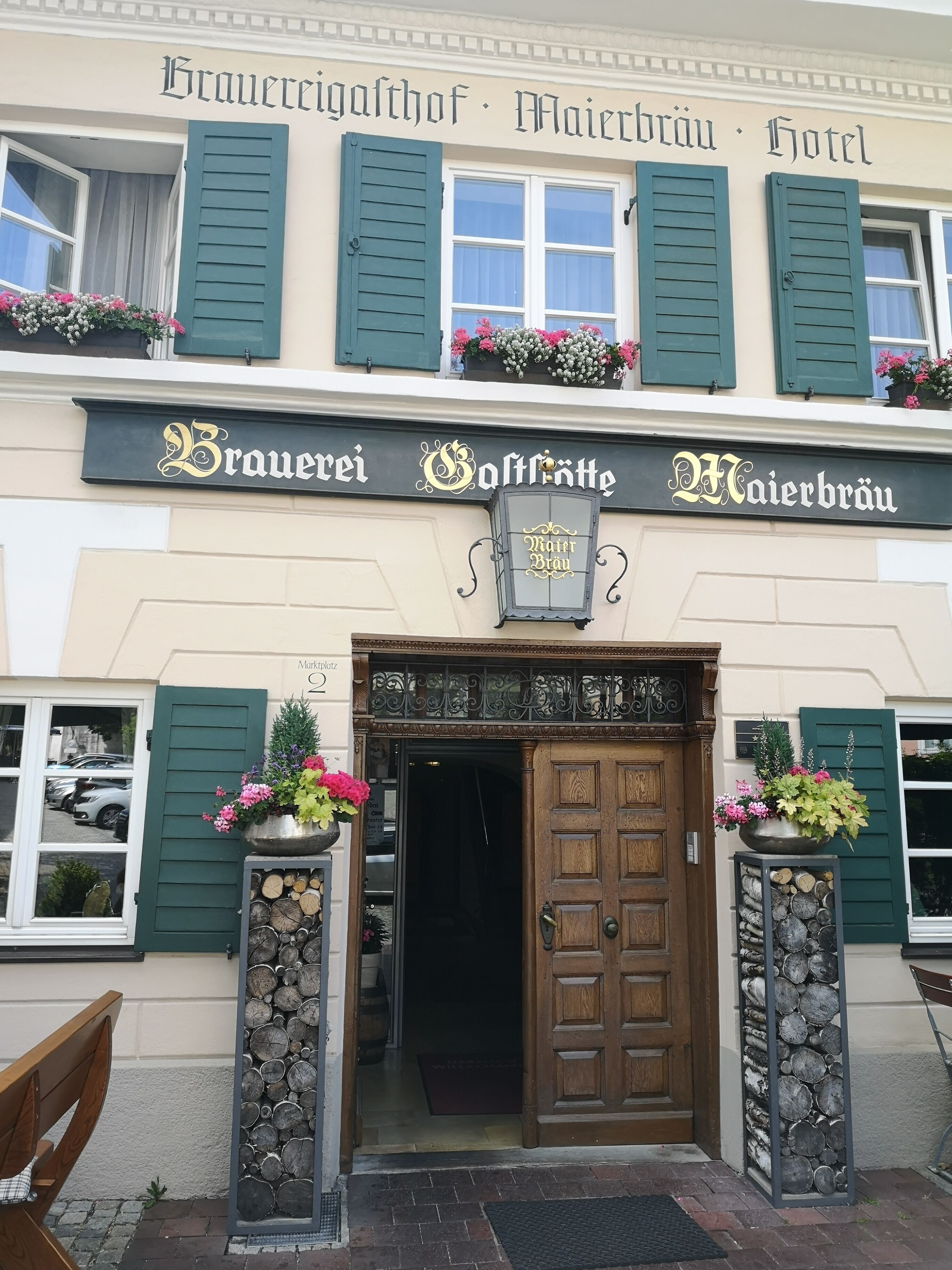 L’entrée d’un hôtel, avec une enseigne indiquant « Brauerei Salztor Hotel ».