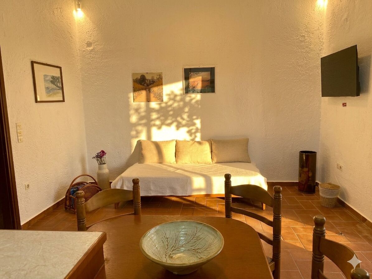 Una habitación acogedora con una cama, una mesa con un cuenco y una silla.