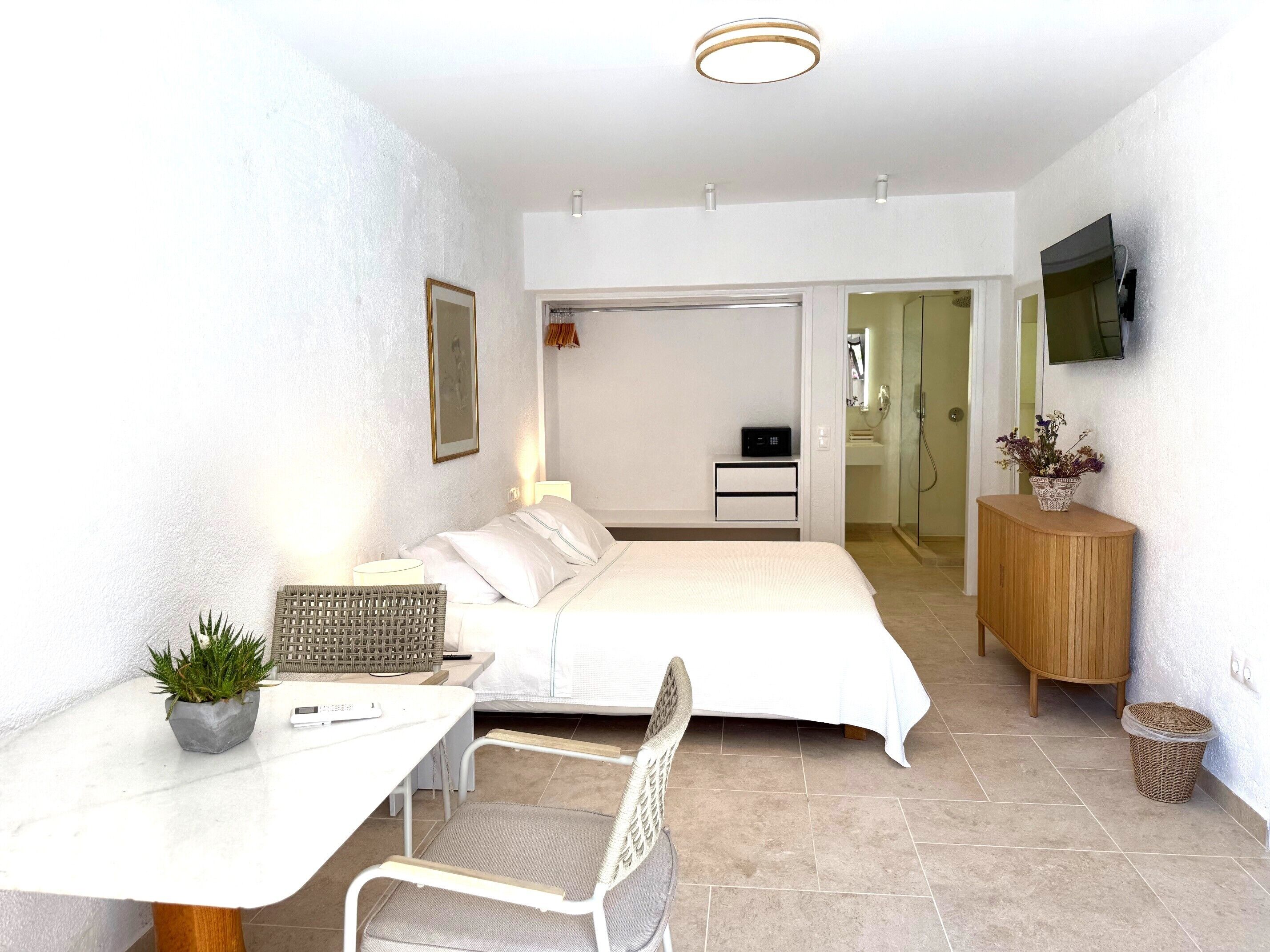 NEW GENERATION FAMILY ROOM | Tallelokero huoneessa, kannettavalle tietokoneelle sopiva työtila