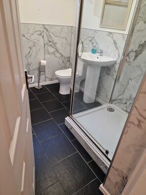 Shower, towels - River Lodge on Machermore Castle Estate (Newton Stewart)