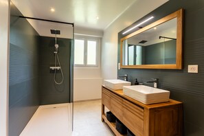 Dusche, Haartrockner, Handtücher