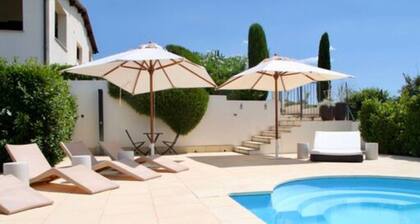 Elegante villa con piscina e vista mare vicino a Roma/Toscana
