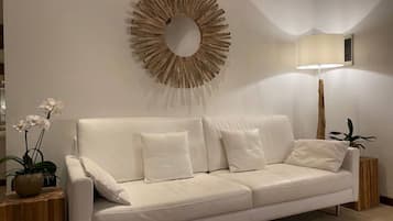 Tv, eldstad, ett bordtennisbord och böcker