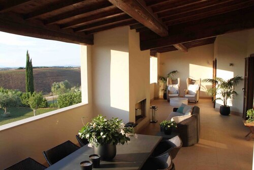 Elegante villa con piscina e vista mare vicino a Roma/Toscana