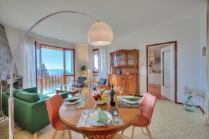 Familienapartment, Mehrere Schlafzimmer, Bergseite (La Perla Bianca Lake View) | Esszimmer