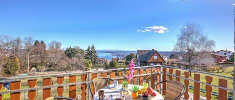 Apartamento familiar, varias habitaciones, junto a la montaña (La Perla Bianca Lake View) | Restaurante al aire libre