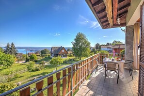 Familienapartment, Mehrere Schlafzimmer, Bergseite (La Perla Bianca Lake View) | Speisen im Freien