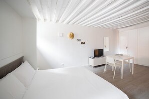 Basic-lejlighed | 1 soveværelse, premium-sengetøj, dundyner, mørklægningsgardiner