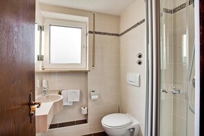 Standard Double Room | Bathroom | Hair dryer - Landgasthof Büttel (Strullendorf)