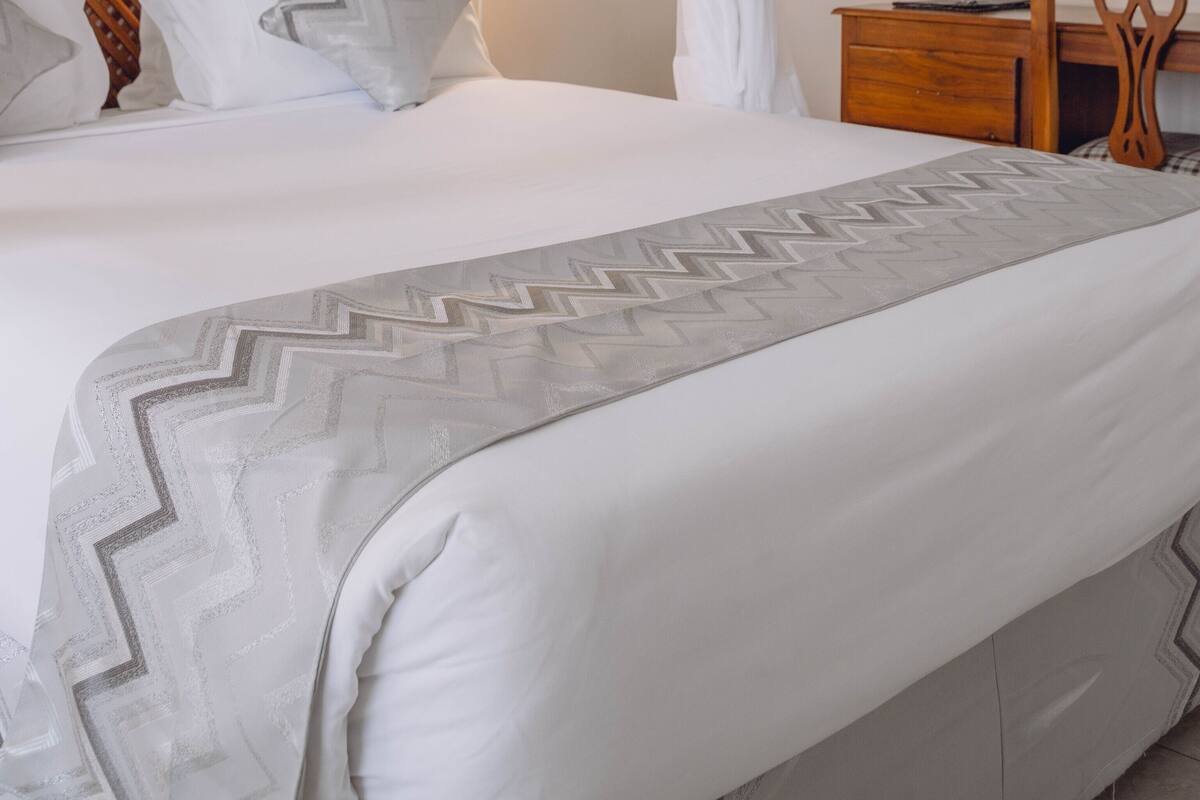 Ropa de cama de alta calidad y escritorio