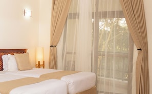 标准双床房 | 高档床上用品、办公桌、笔记本电脑工作区、遮光窗帘