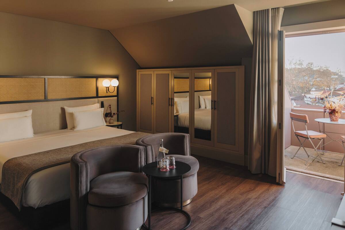 Superior Room with Balcony | 迷你吧、客房內保險箱、書桌、遮光布/窗簾