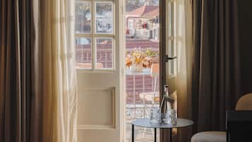 Superior Room with Balcony | Minibar, caja de seguridad en la habitación y escritorio